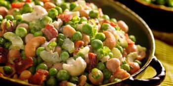 Salada de grão-de-bico, bacon, ervilha e castanha de cajú