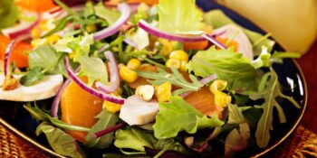 Salada com frango, laranja e rúcula
