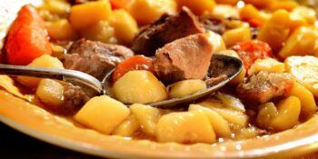 Ensopado picante de carne, batata e cenoura