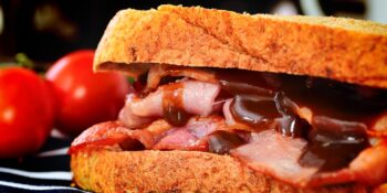 Saduíche de bacon com molho barbecue