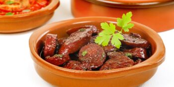Linguiça assada no vinho