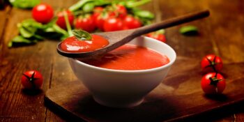 Molho de tomate com manjericão
