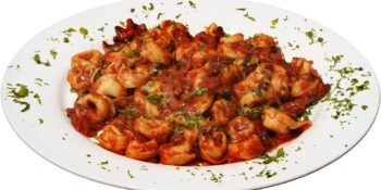 Tortellini com molho de tomate e presunto