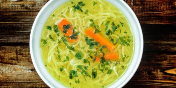 Caldo de frango com macarrão