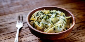 Tortellini ao molho branco, ricota e espinafre