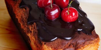 Bolo bicolor com calda de chocolate