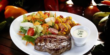 Bife com molho de iogurte