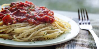 Espaguete ao molho rápido de tomate fresco