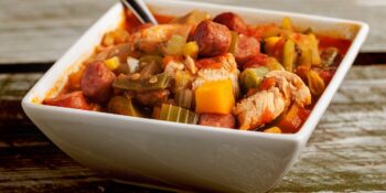 Sopa de linguiça, frango, aipo e vagem