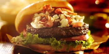Hambúrguer com molho de tomate, cebola e bacon