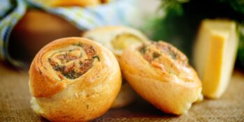 Enroladinho de queijo e presunto no forno