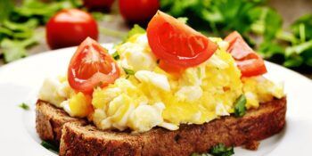 Ovos mexidos com tomates no pão