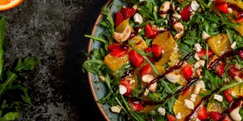Salada de rúcula, castanha de caju e tomate