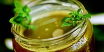 Suco detox de espinafre, tomilho e gengibre