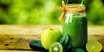 Suco detox de manjericão, maçã, kiwi, aipo e limão