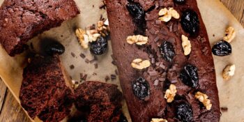 Bolo de chocolate com ameixa e nozes