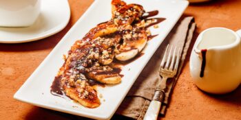 Banana frita com calda de chocolate e nozes
