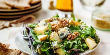 Salada de rúcula, pera e gorgonzola