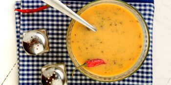 Sopa condimentada de cenoura, alho poró e batata