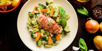 Frango, bacon e salada