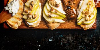 Bruschetta de cream cheese, pera, nozes e mel