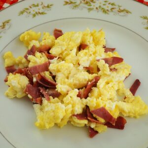 Receita de ovos mexidos com bacon deliciosa para o seu café da manhã