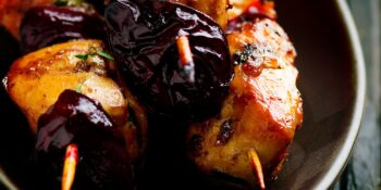 Espeto de frango com ameixa