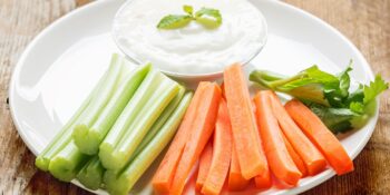 Aperitivo de cenoura e aipo com molho de iogurte