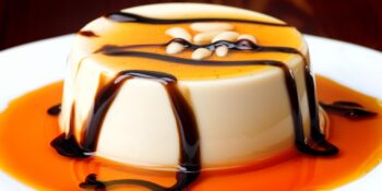 Manjar com calda de caramelo e chocolate