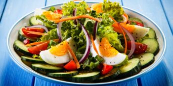 Salada de pepino, cenoura, alface e ovo