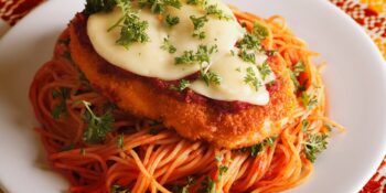 Macarrão com filé de frango à parmegiana
