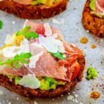 Como fazer sanduíche aberto de presunto parma e guacamole?