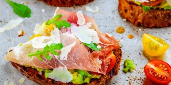 Sanduíche aberto de presunto parma e guacamole