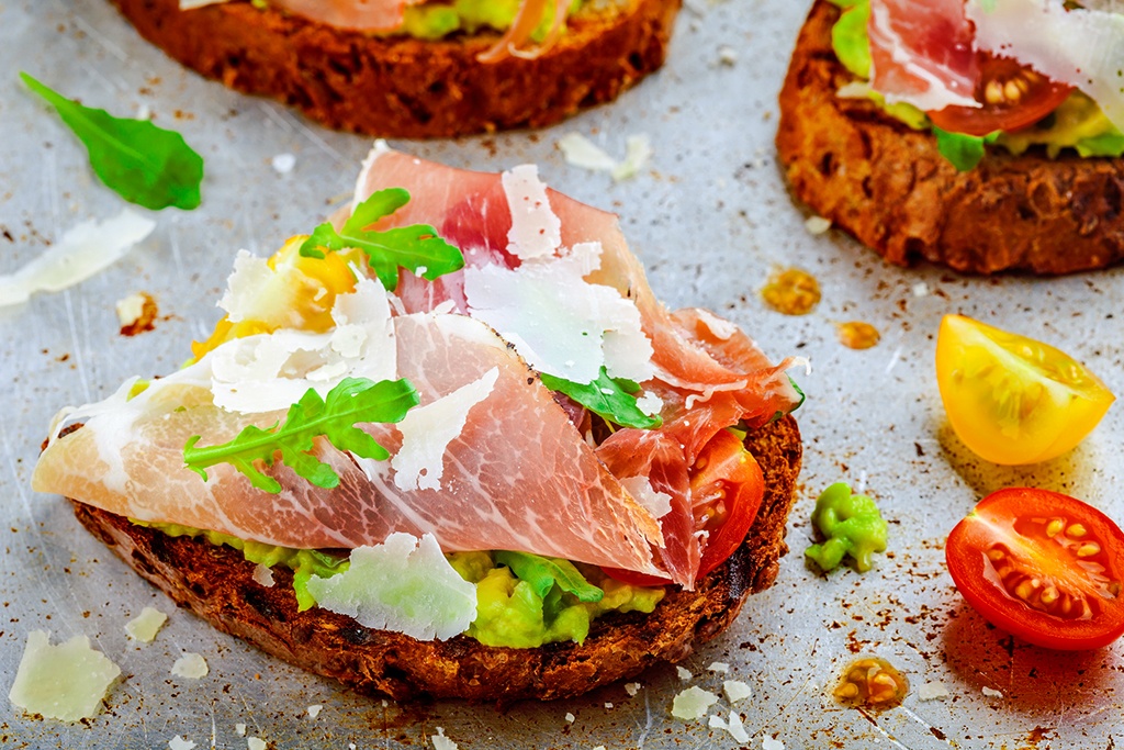 Como fazer sanduíche aberto de presunto parma e guacamole?