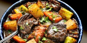 Carne de panela com batata e aipo