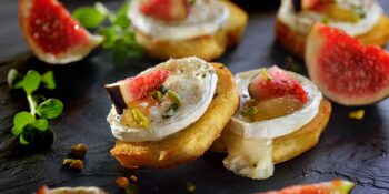 Aperitivo de queijo de cabra e figo