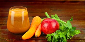 Suco de maçã, cenoura e aipo