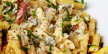 Penne com aipo e bacon