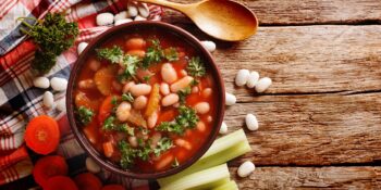 Sopa de feijão branco, tomate e cenoura