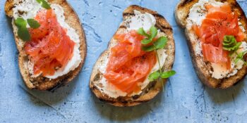 Sanduíche aberto de cream cheese e salmão defumado