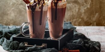 Batida de chocolate gelado com chantilly