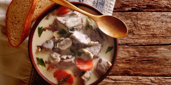 Sopa de carne com champignon e cenoura