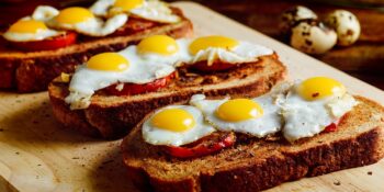 Bruschetta de tomate e ovo de codorna