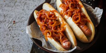 Cachorro-quente com cebola
