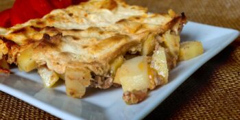 Gratinado de carne moída com molho branco e batatas