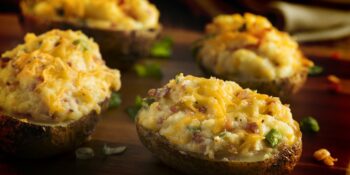 Batata assada com cebolinha, bacon e cheddar