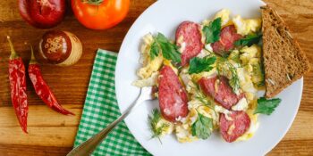 Ovos mexidos com linguiça