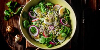 Salada de broto de feijão, rúcula, ovo de codorna e rabanete