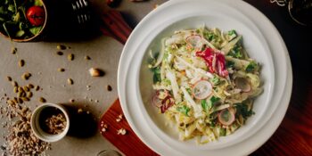Salada detox de repolho, rabanete e espinafre