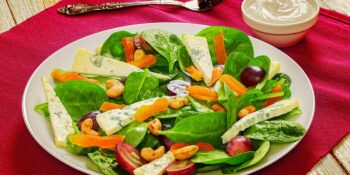 Salada de espinafre, gorgonzola e damasco